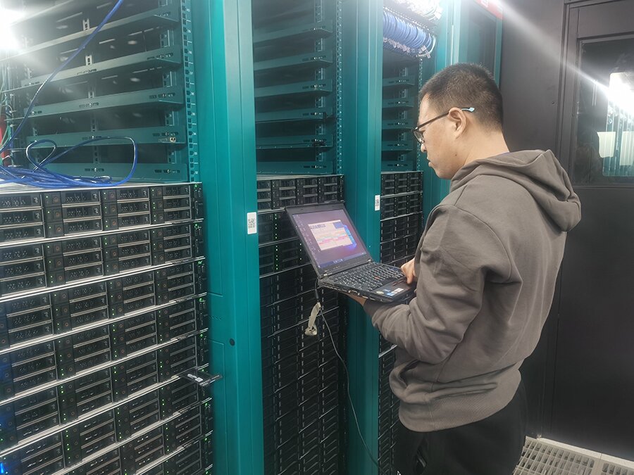 技術(shù)人員對網(wǎng)卡產(chǎn)品進(jìn)行檢測